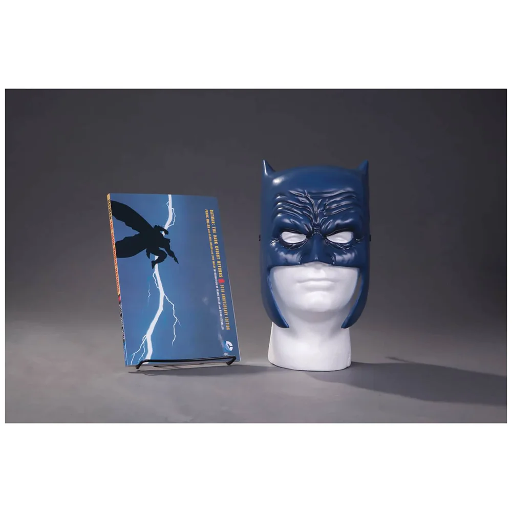 DC Comics - Batman Dark Knight Returns Book & Mask Set Image 1