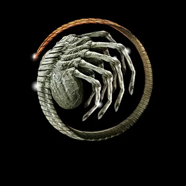 Alien Facehugger Curled Women's Cropped Hoodie - Black