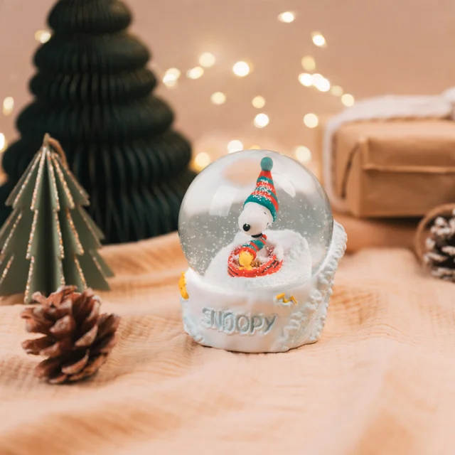 Snoopy Snow Globe